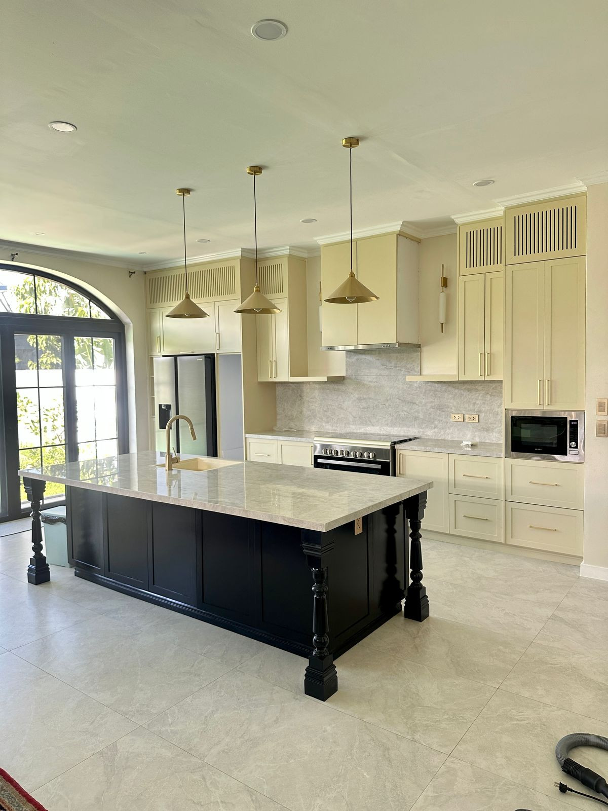 Explore this Elegant 4-Bedroom House in Salitran photo 3