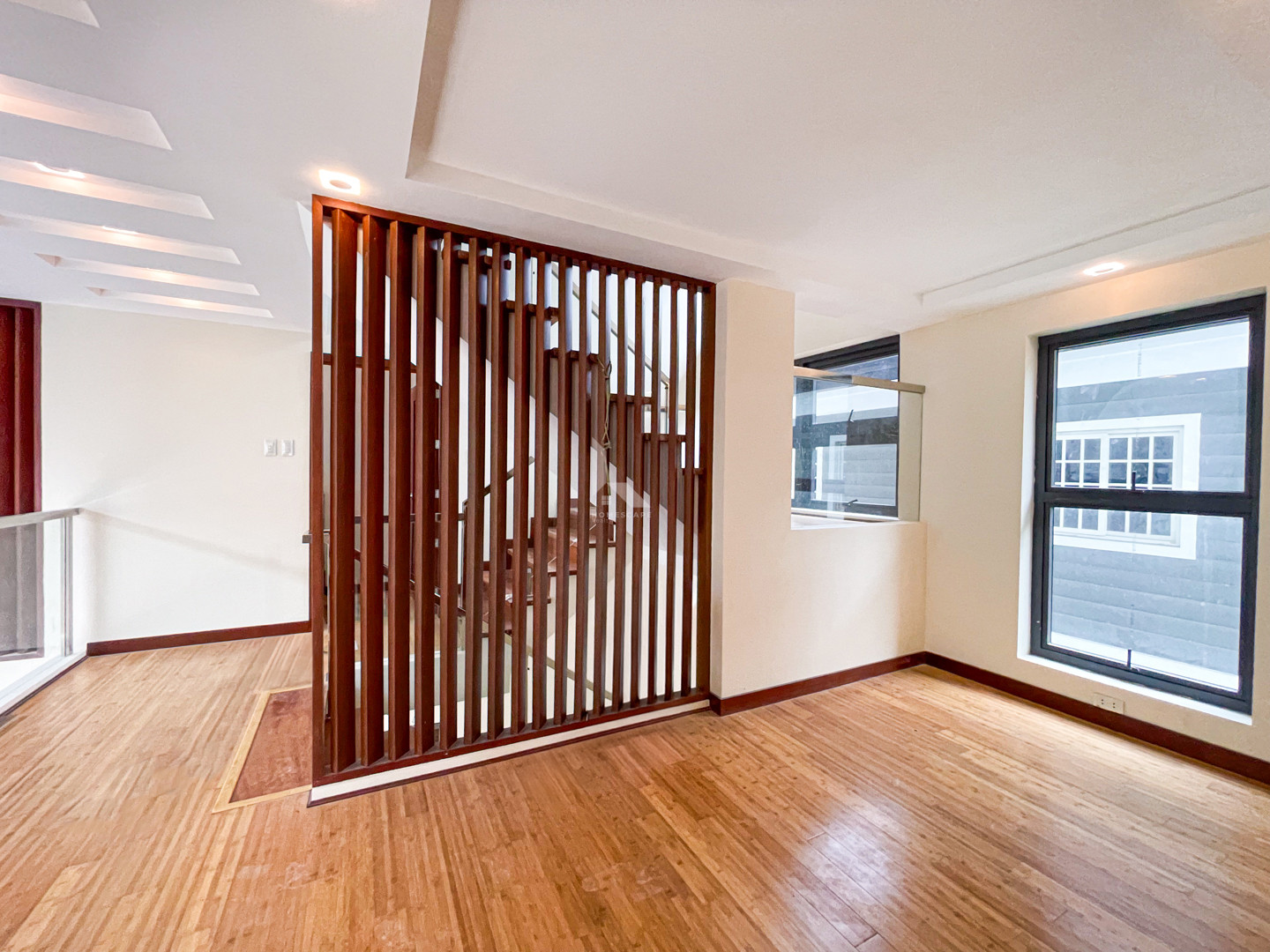 Classy Semi-furnished Modern Contemporary photo 4