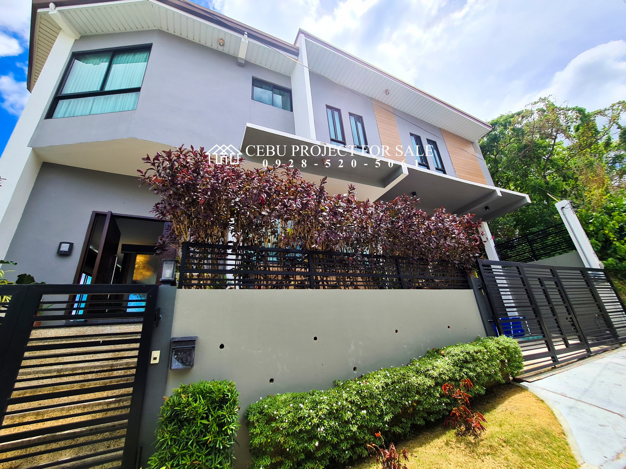 BEAUTIFULLY SITUATED in a high-end subdivision with a panoramic view of the city photo 1