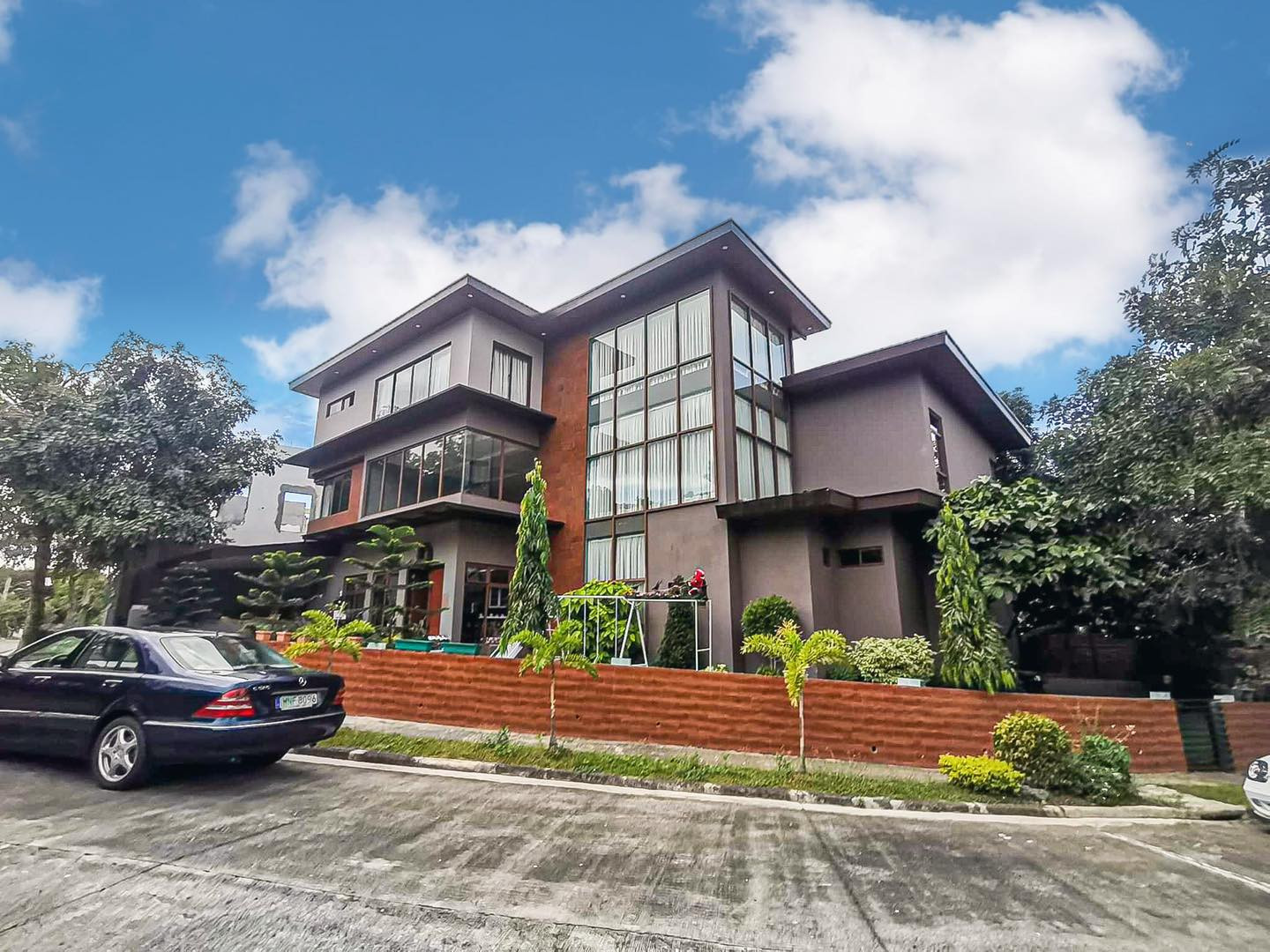 3 Storey Modern House for sale in Lindenwood Residence, Silang Cavite photo 1