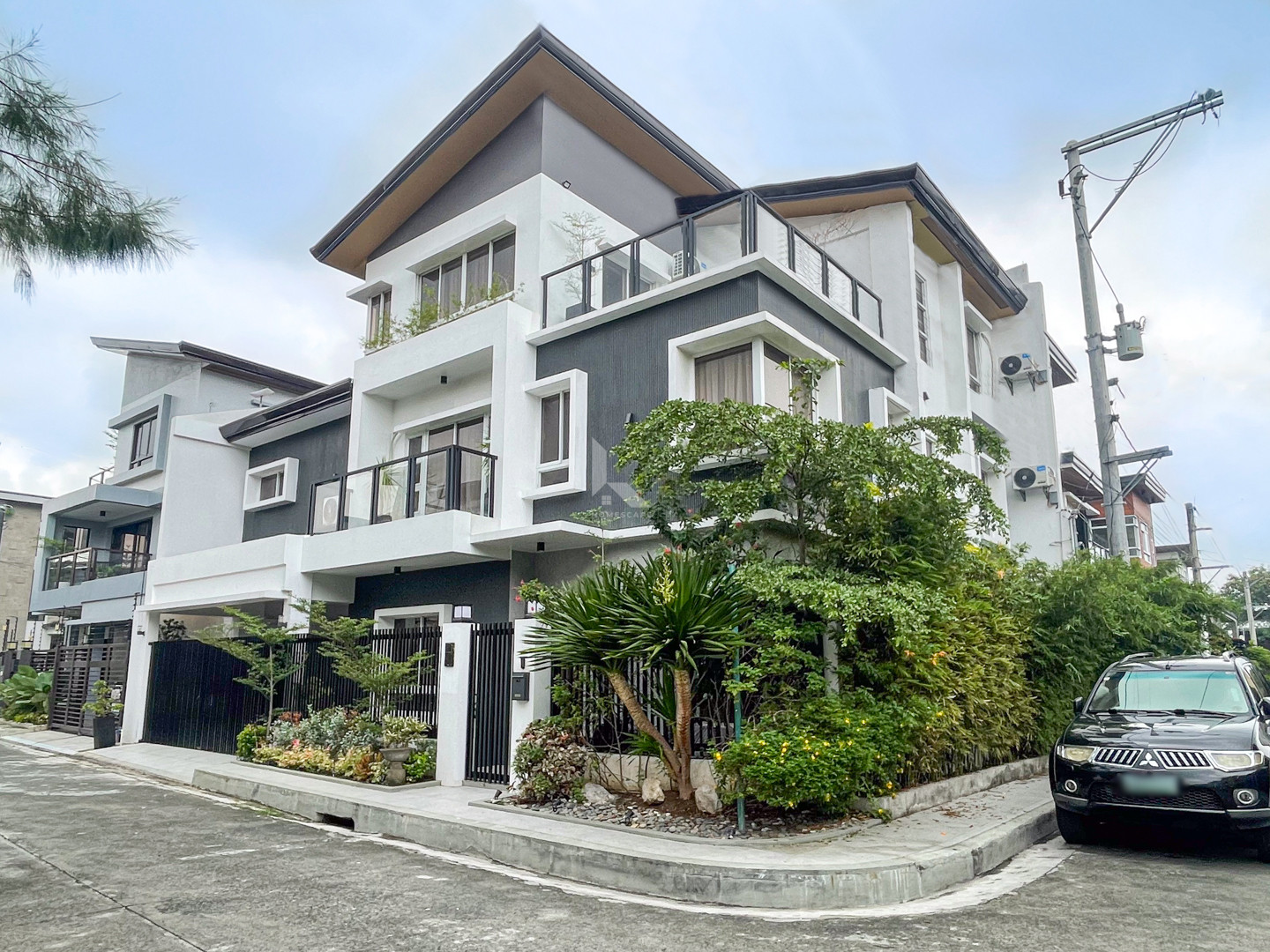 Cozy Modern Contemporary Corner House and Lot photo 1