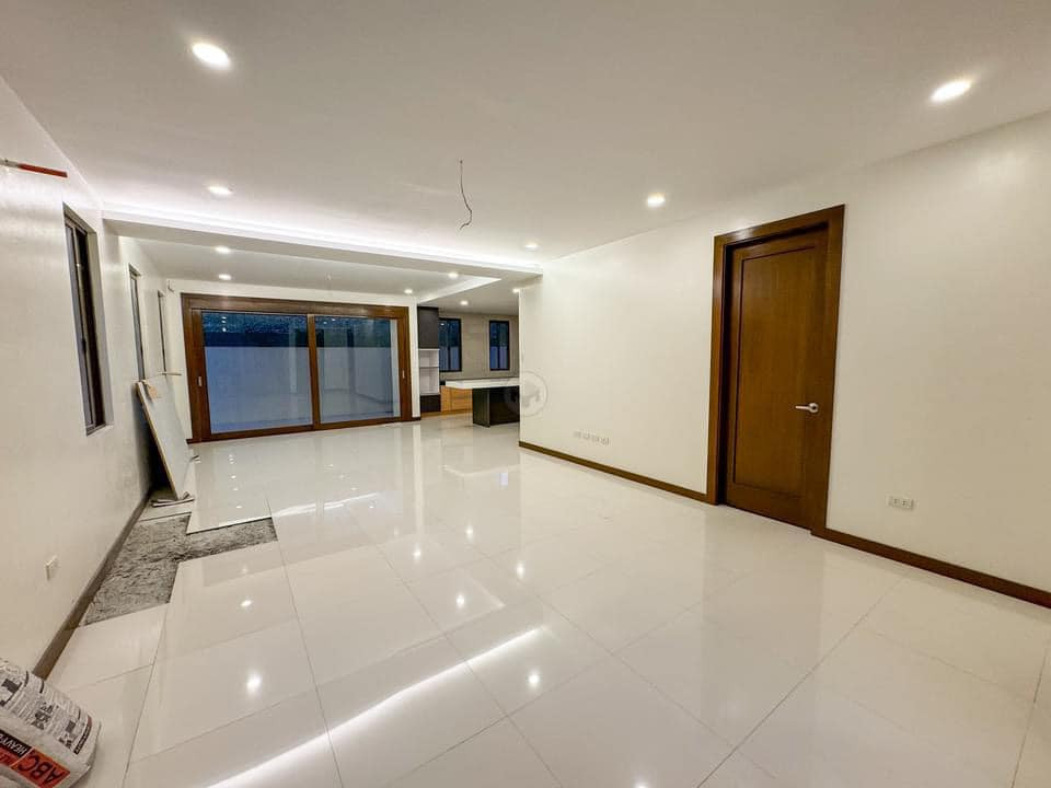 A Stylish 5 Bedroom House and Lot For Sale photo 3