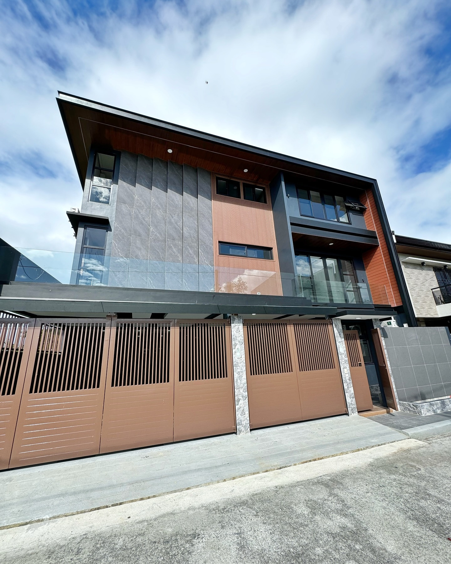 Brand New Modern 3-Storey 7-bedroom House for Sale photo 1