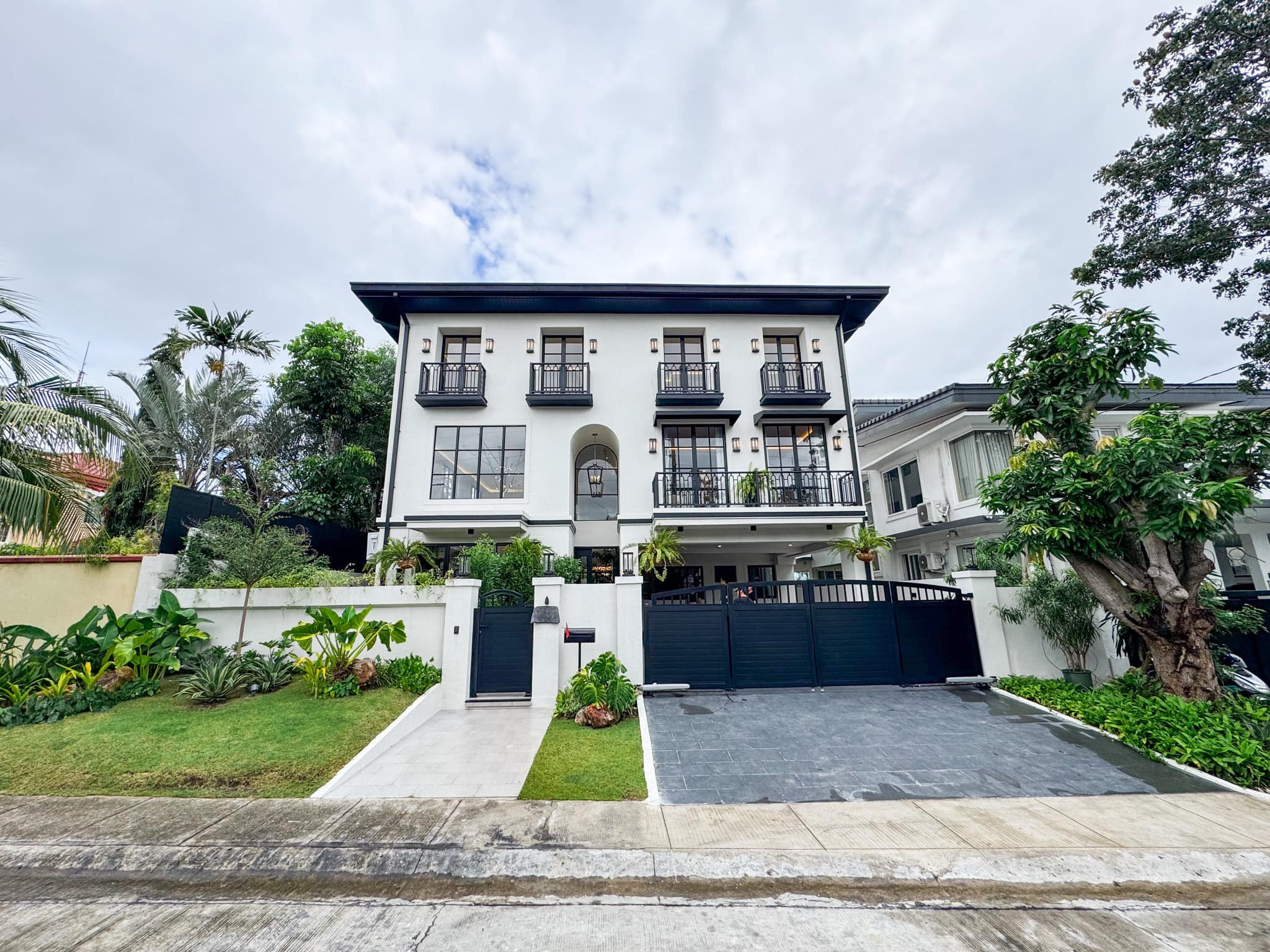 An Elegant Timeless House and Lot for Sale photo 1