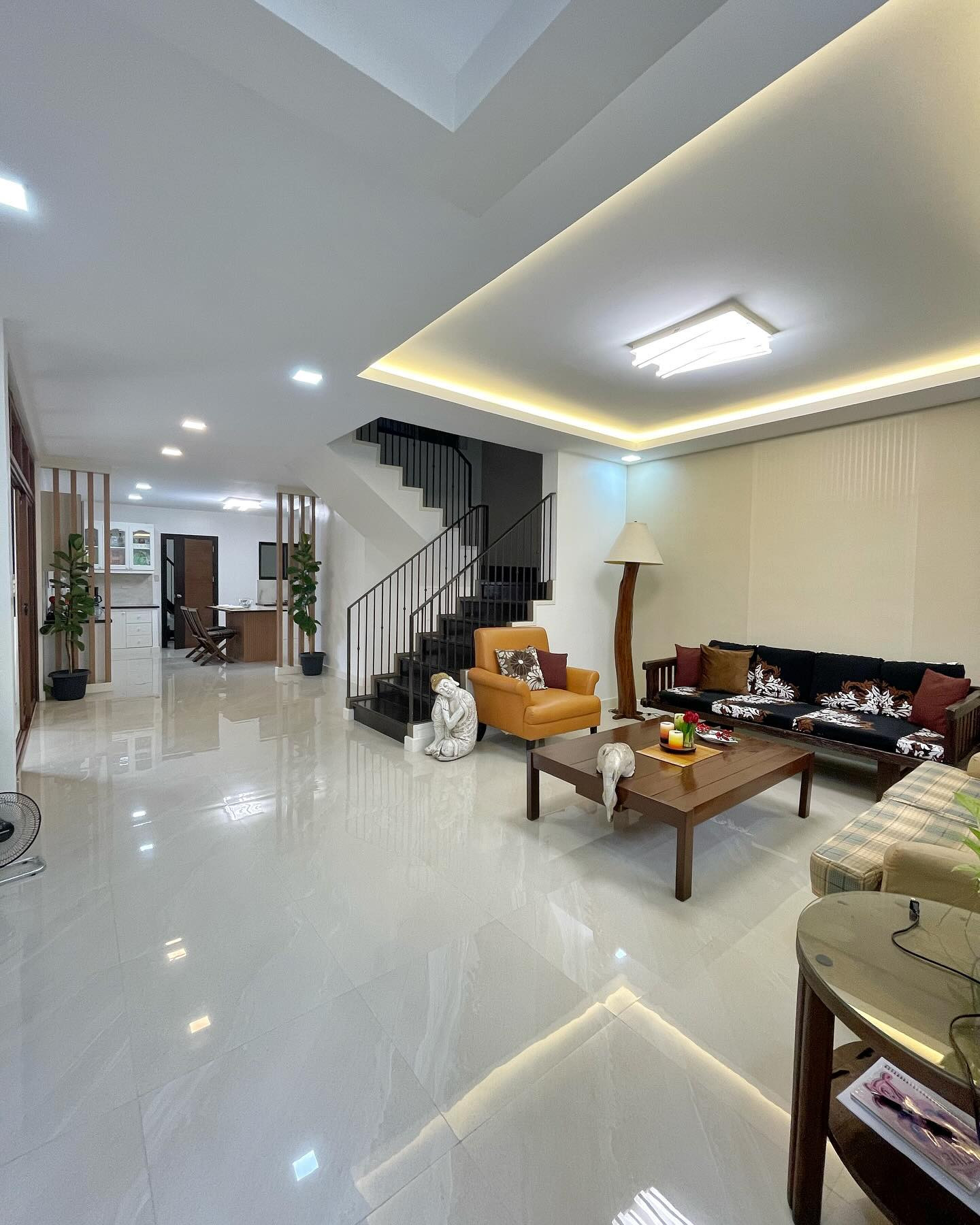 Newly renovated Contemporary House for Sale in Greenwoods Executive Village photo 4