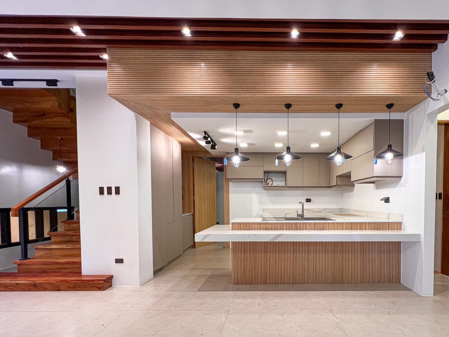 Stylish Modern Tropical Home with Ultra-premium finish For Sale in Filinvest 2 photo 5