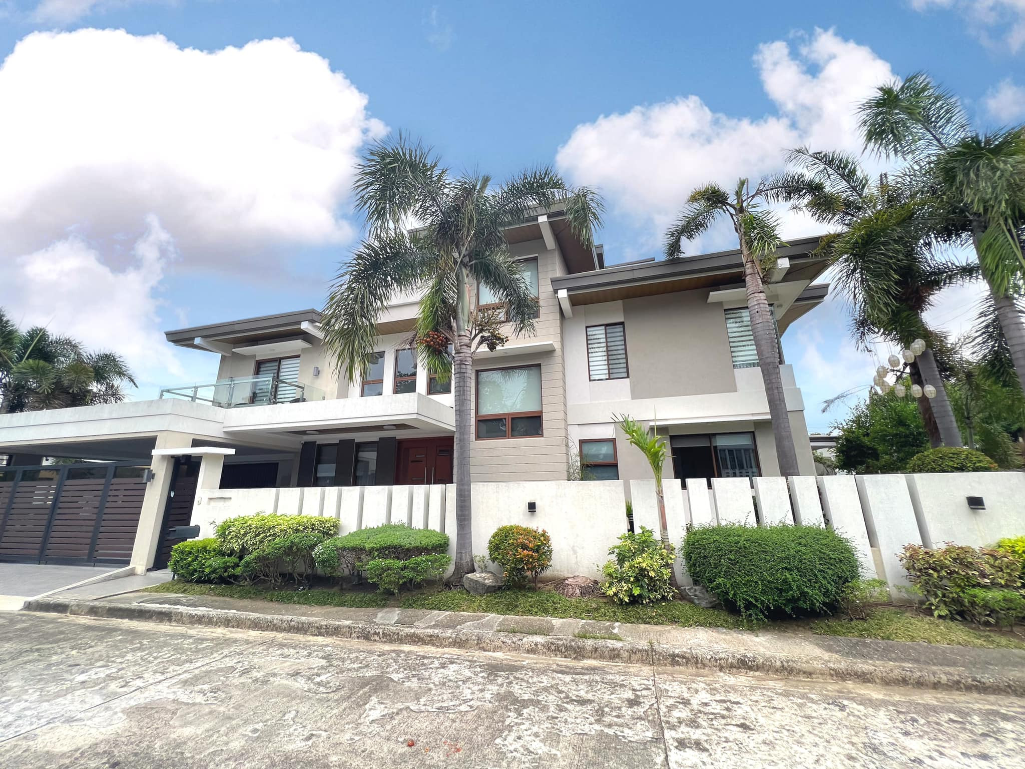 Stunning 5 Bedroom Resort-Style Property for Sale photo 1