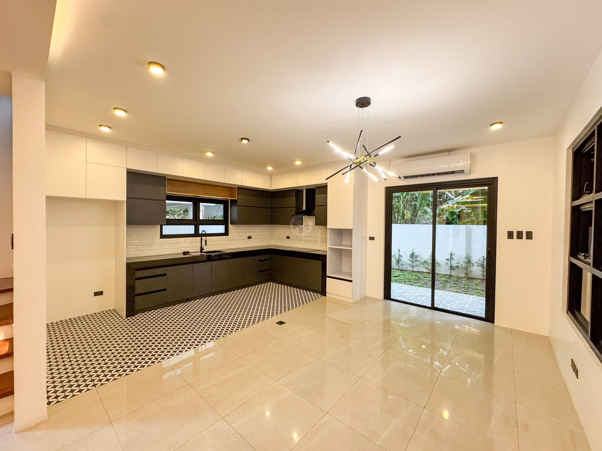 Captivating 6-Bedroom House and Lot in BF Homes, Parañaque photo 5
