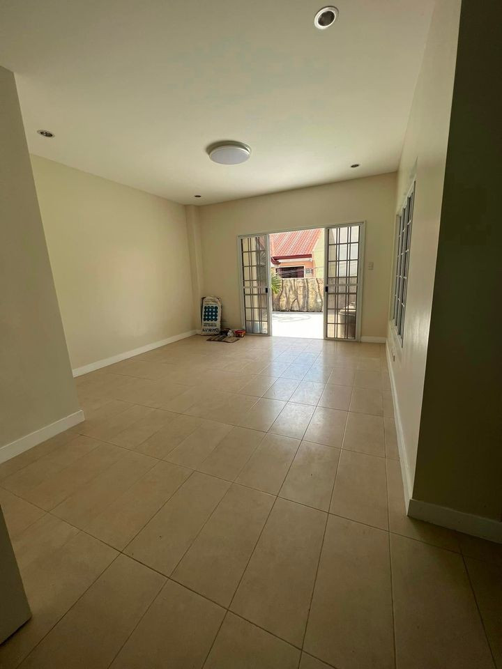 4 beds 4 baths House photo 4