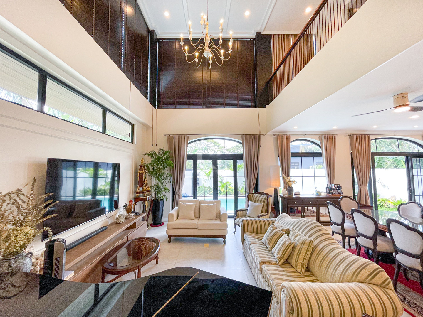 Sophisticated Modern Contemporary House and Lot For Sale in The Orchard photo 2