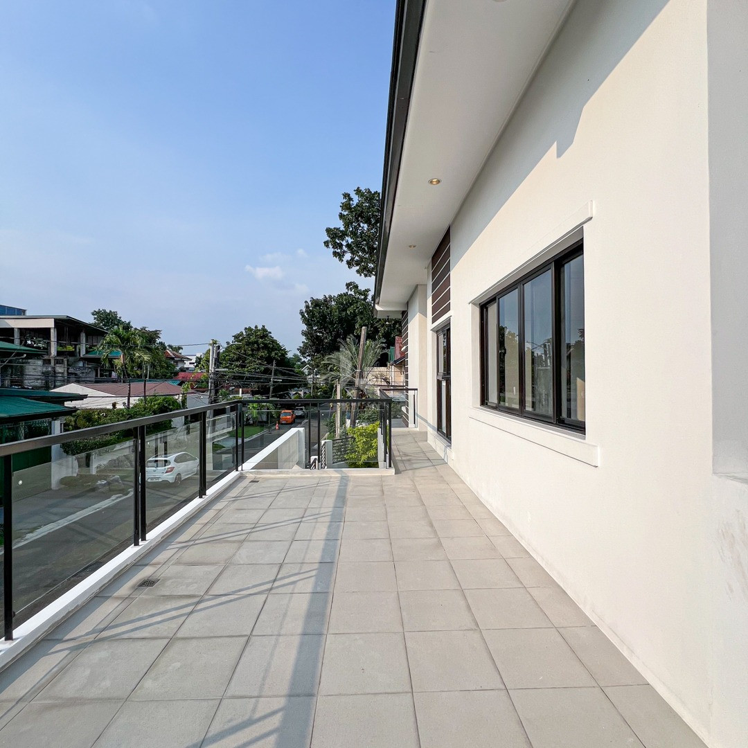 Cozy Contemporary House and Lot For Sale photo 3