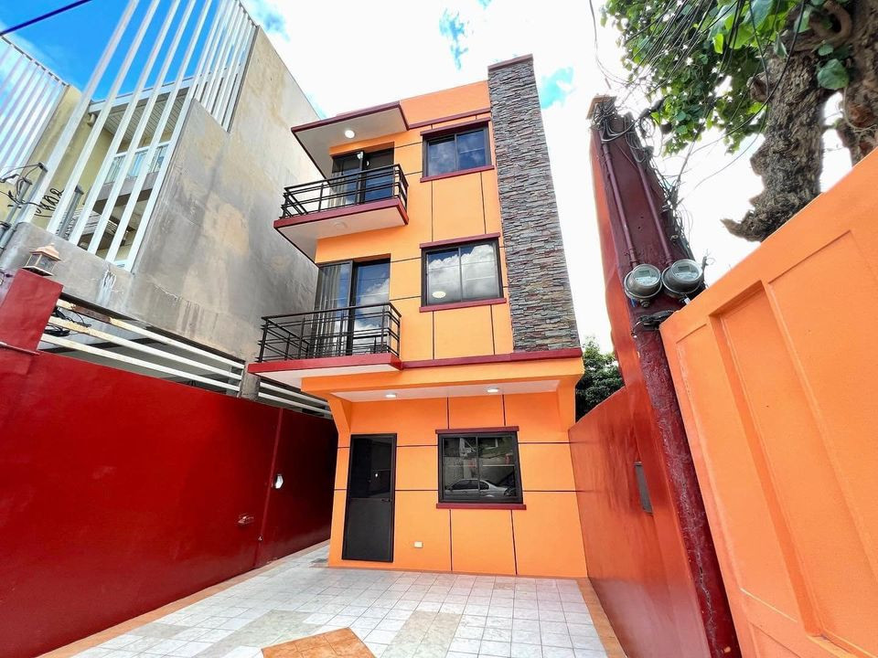 Near Tomas Morato House & Lot For Sale photo 1