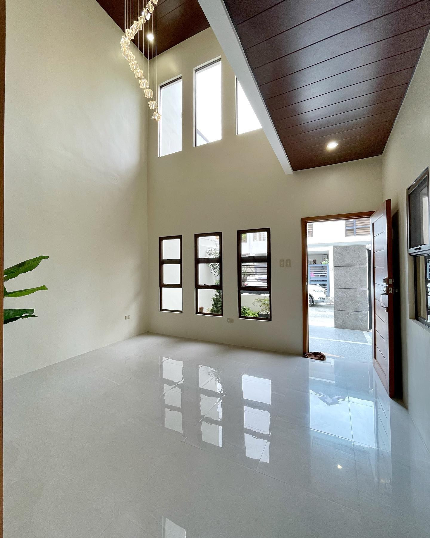 Beautiful Brand  New High-Ceiling House for Sale in Greenwoods Executive Village photo 3