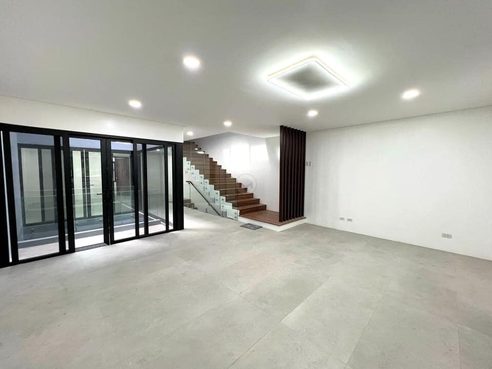 Modern 5BR Townhouse in UP Village, Quezon City photo 2