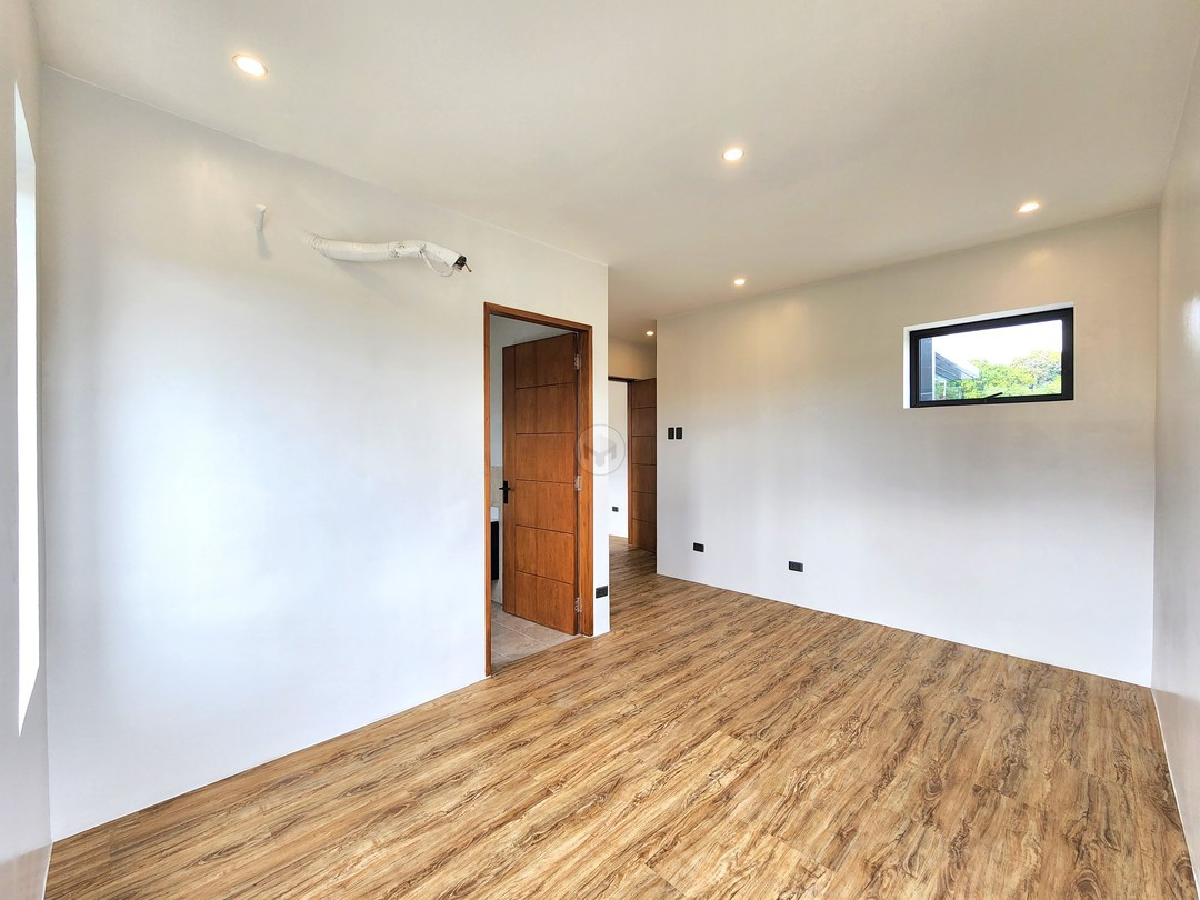 Awesome Lavish House and Lot For Sale photo 5