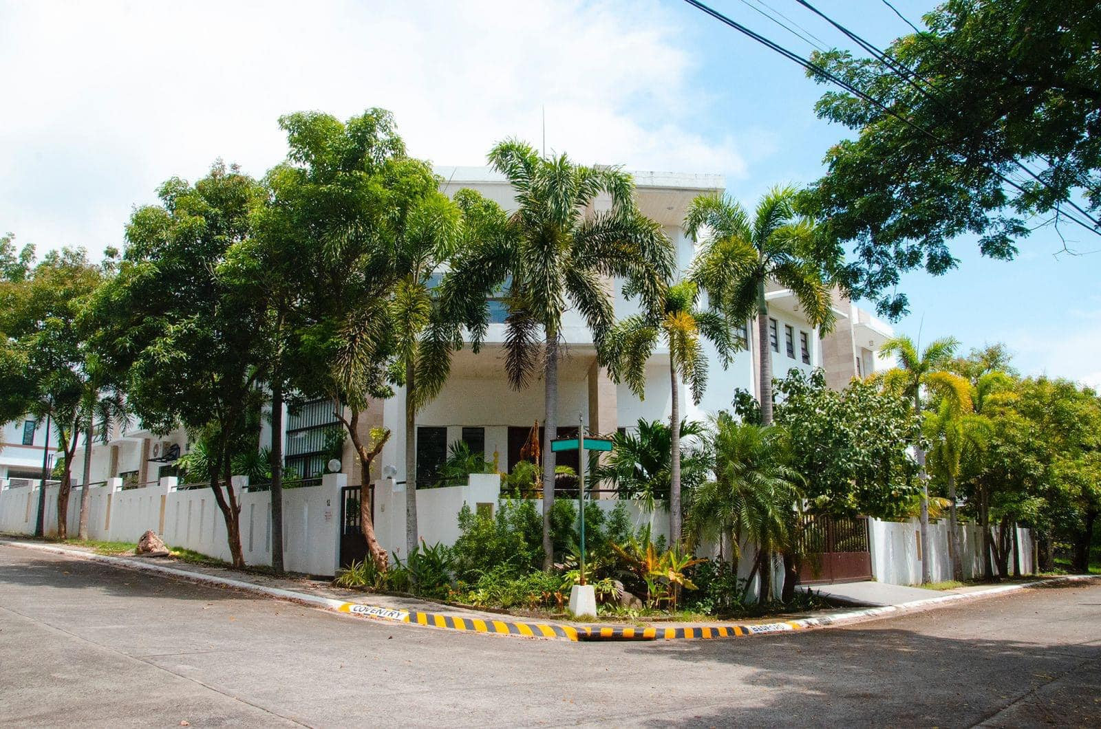 A Modern Corner House and Lot for Sale in Alabang photo 3