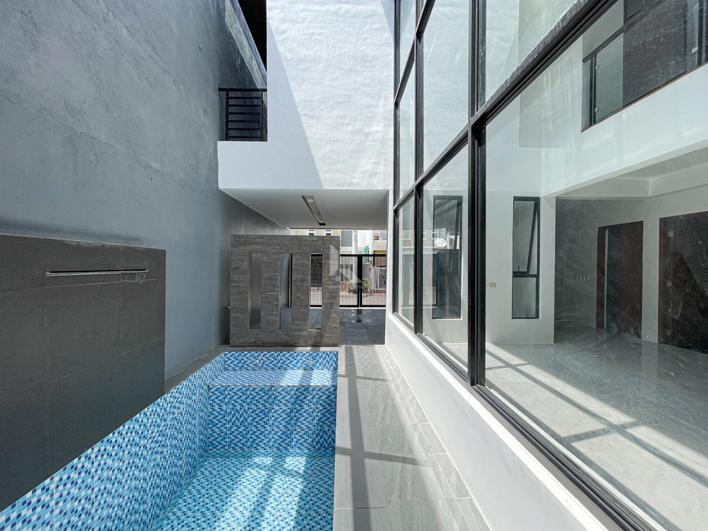Luxurious Brand New Modern House For Sale photo 3