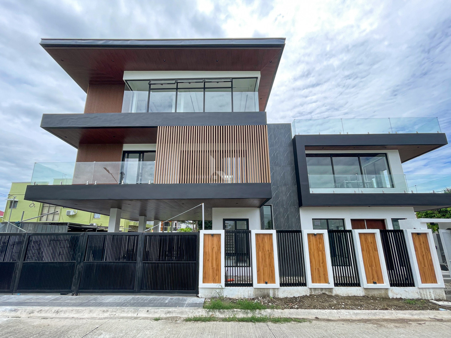 Gorgeous Modern Industrial House and Lot For Sale photo 1