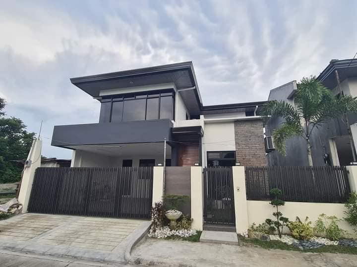 A sophisticated home in a secured subdivision that offers good amenities photo 1