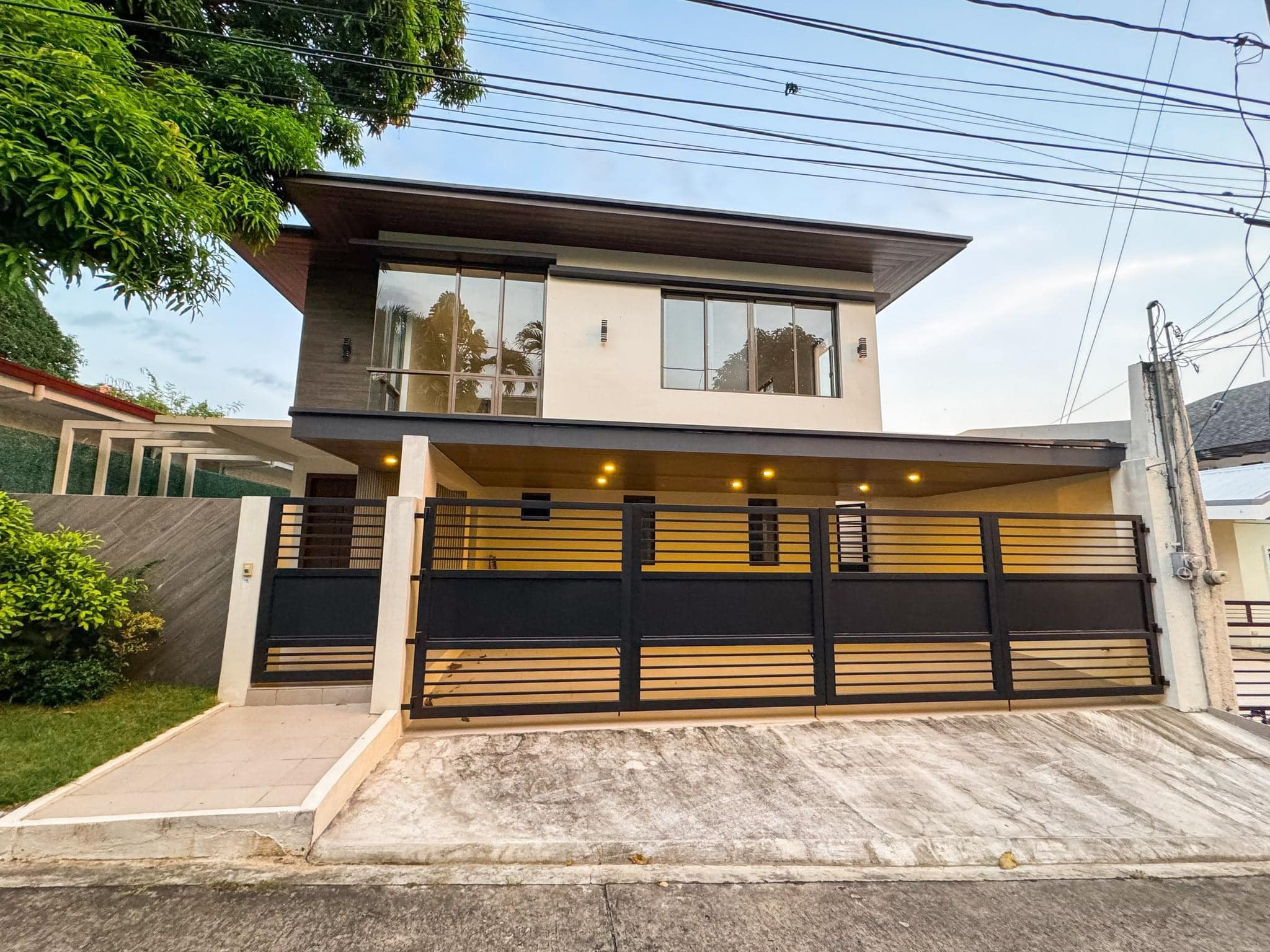 A Stylish 5 Bedroom House and Lot For Sale photo 1