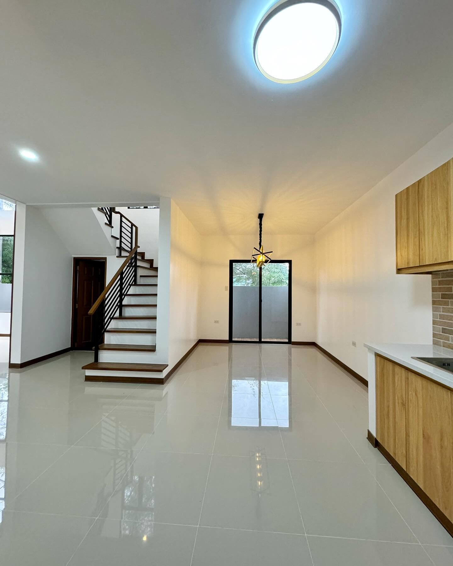 Brand New Modern House for Sale in Greenwoods Executive Village photo 3