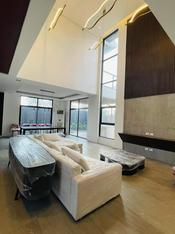 Semi furnished House and lot with Pool For Sale in Greenwoods Executive Village photo 5