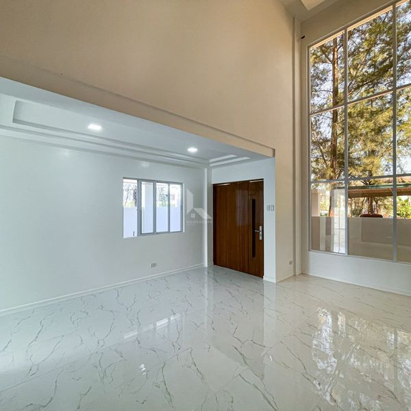 Alluring Modern Contemporary Home For Sale in Greenwoods Executive Village photo 2