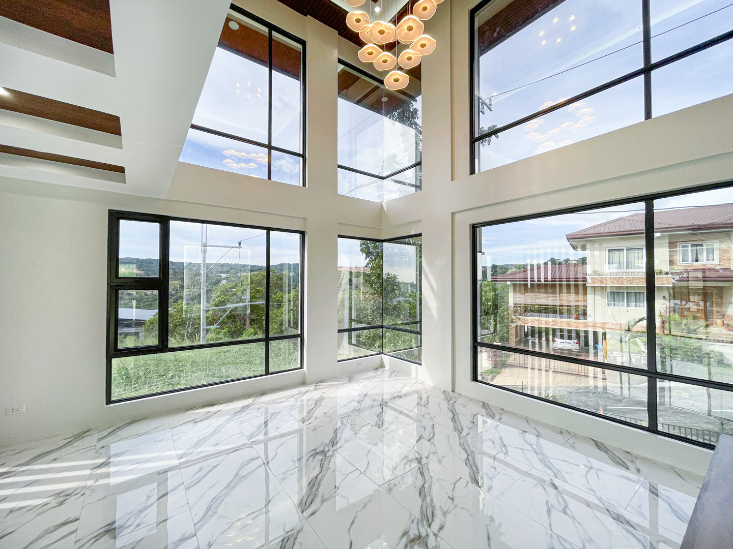 Superb Modern Contemporary Home with Overlooking View in Sun Valley, Antipolo photo 2