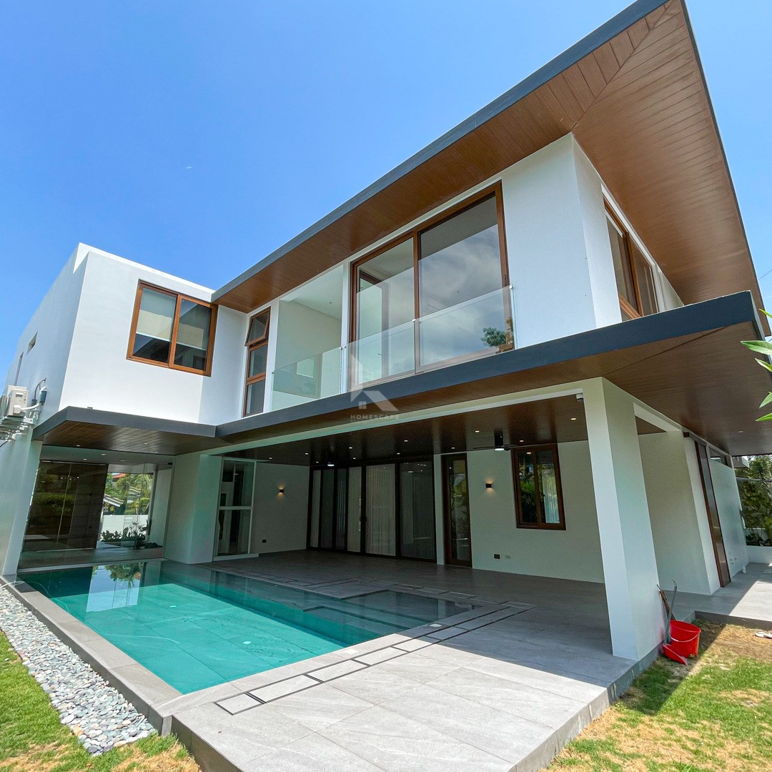 Modern Ultra-Luxurious Corner House with Full Basement For Sale photo 3