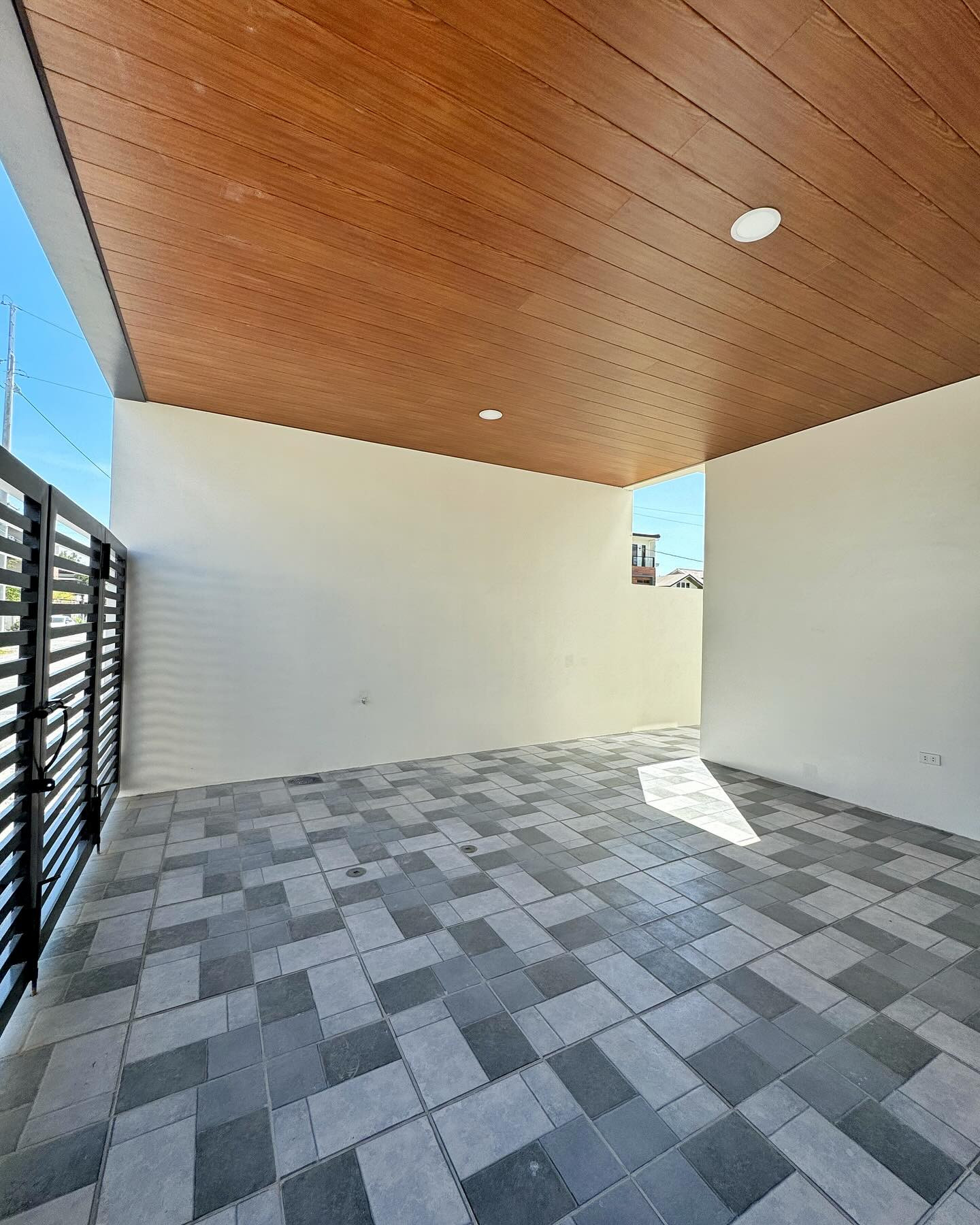 Brand New Modern House for Sale in Greenwoods Executive Village photo 2