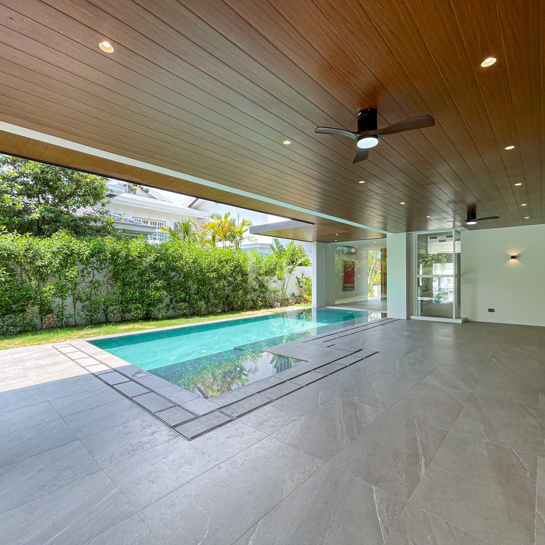 Modern Ultra-Luxurious Corner House with Full Basement For Sale photo 4