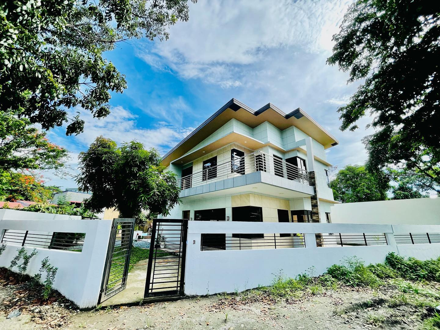 Captivating House & Lot w/ Swimming Pool for Sale in Multinational Village Parañ photo 1