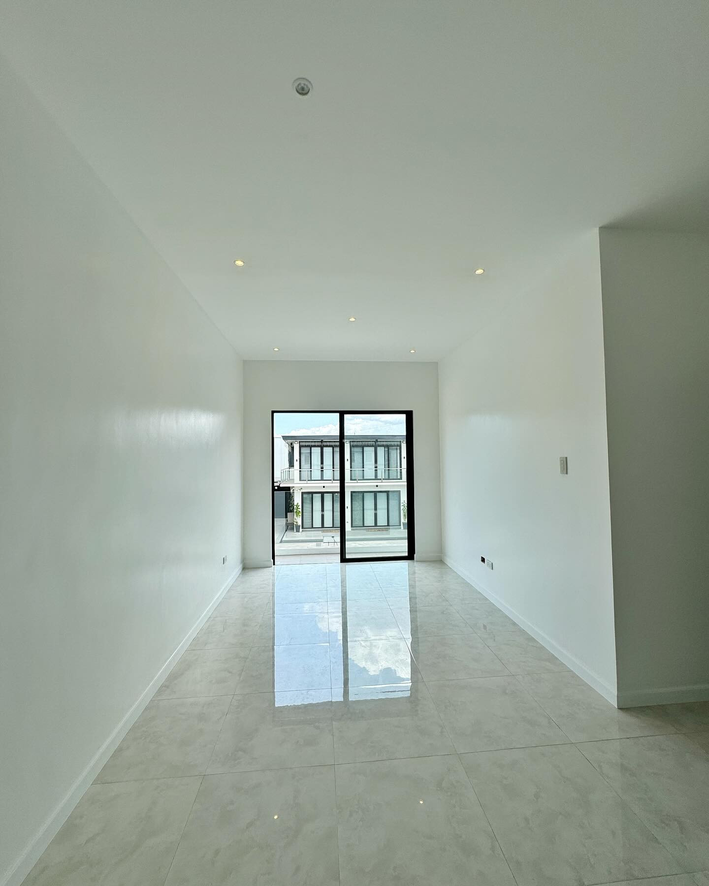 Brand New Modern House for Sale in Greenwoods Executive Village photo 4
