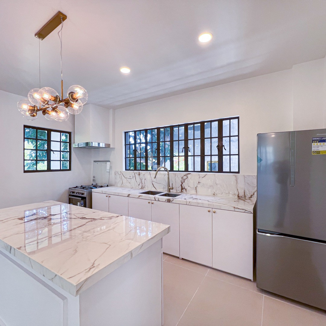 Captivating Classy Contemporary Home For Sale in Richdale Subdivision photo 4