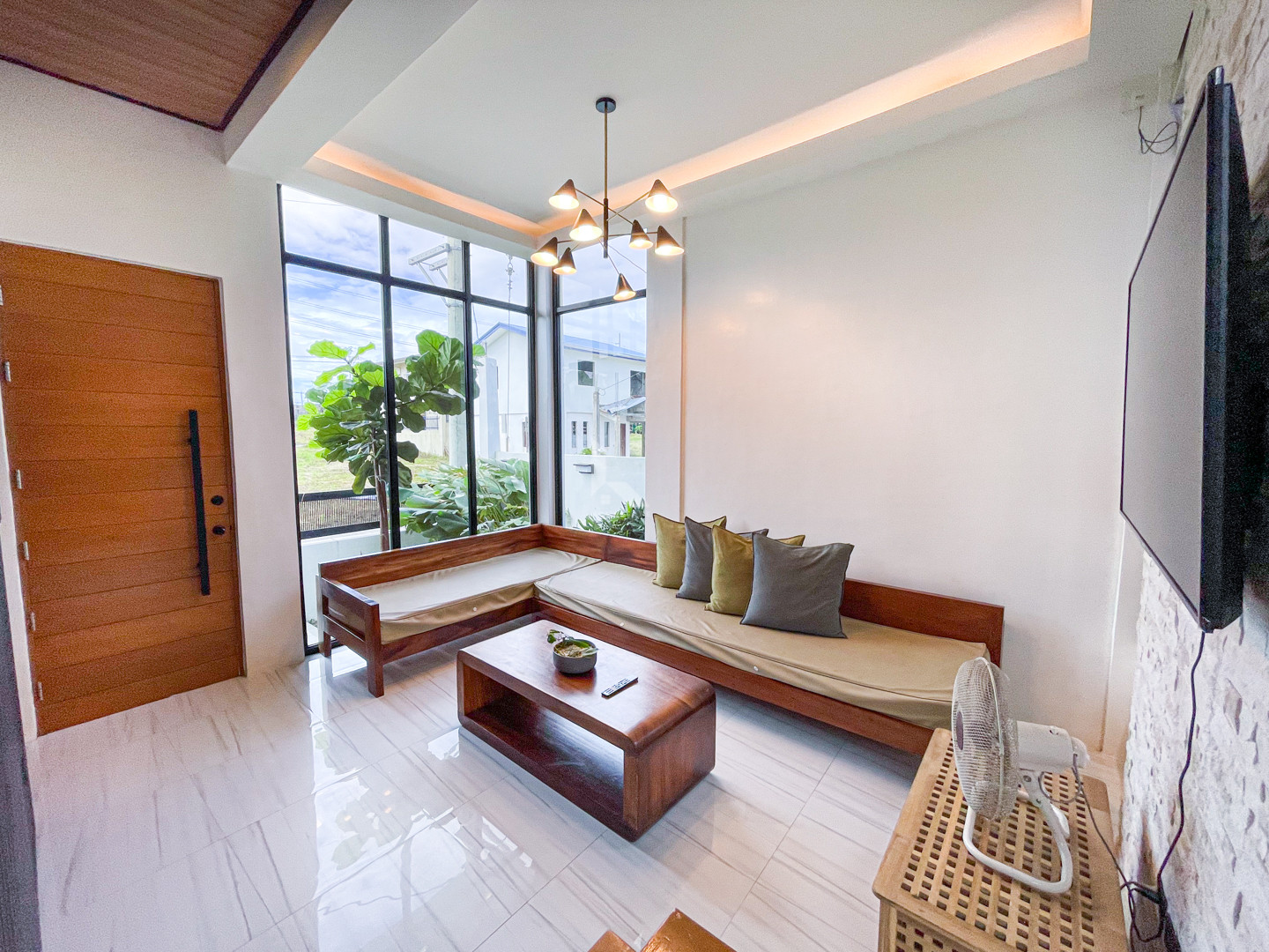 Magnificent Modern Tropical Vacation Home For Sale in Tagaytay photo 4