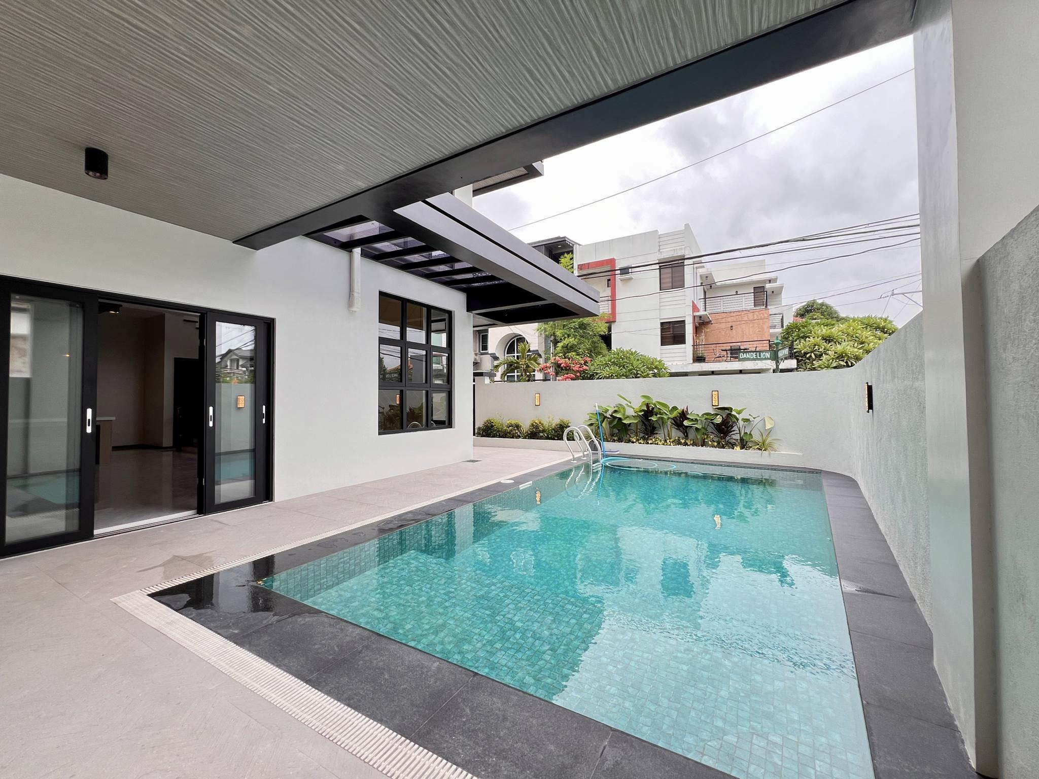 Fabulous 5-Bedroom Corner House and Lot for Sale photo 2