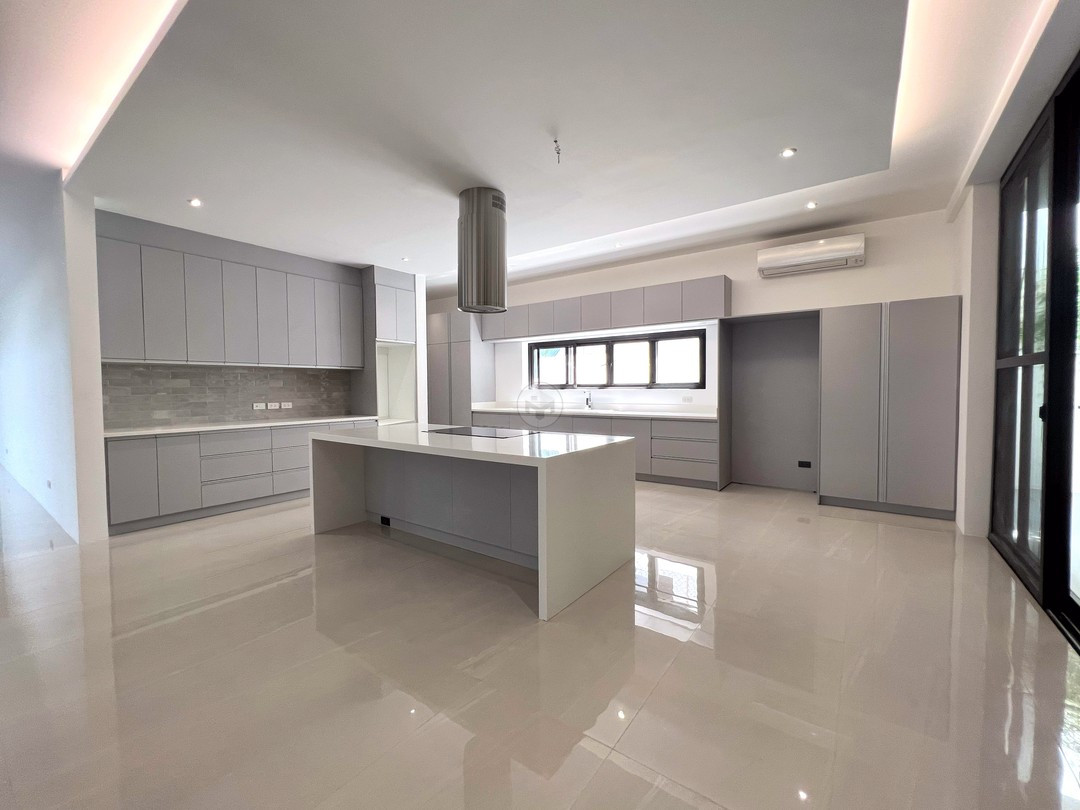 Ultramodern Spotless House and Lot for Sale photo 4
