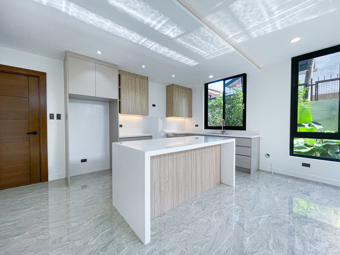 Superb Modern Contemporary House and Lot For Sale in BF Homes photo 5