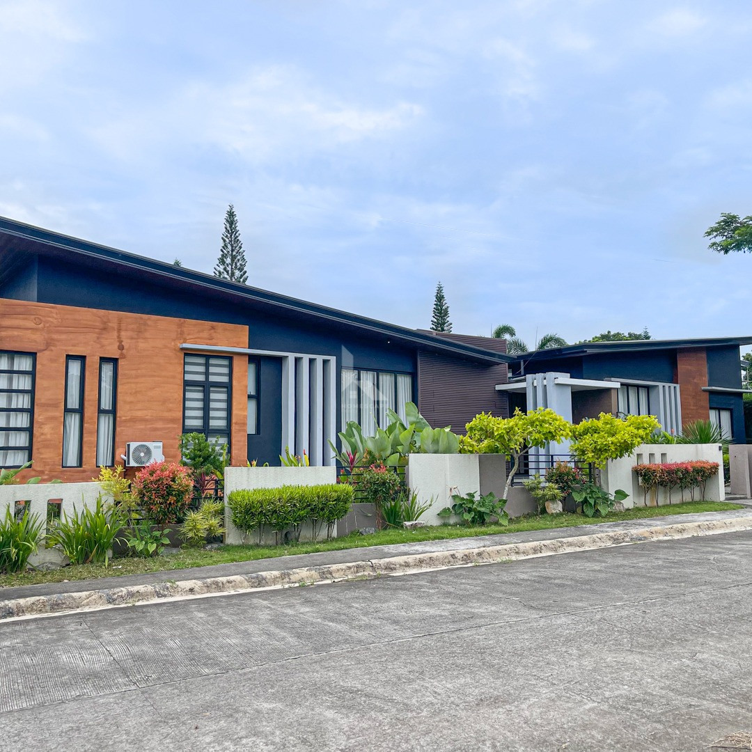 Elegant Modern Tropical Corner House and Lot For Sale photo 3
