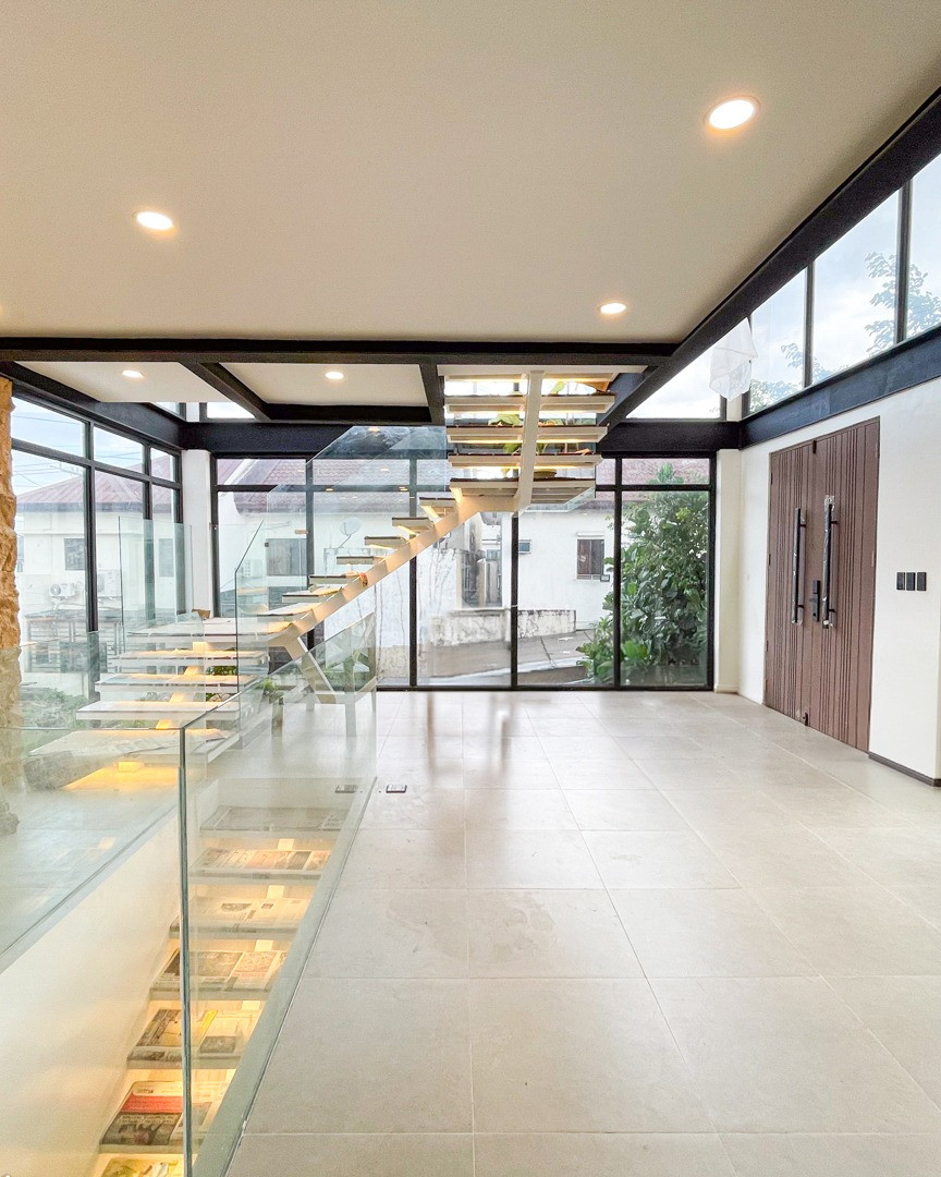 Elegant Modern Tropical House and Lot photo 4