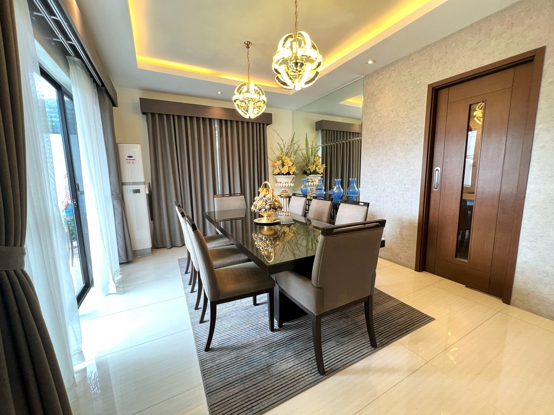 Stylish Immaculate House and Lot for Sale photo 4