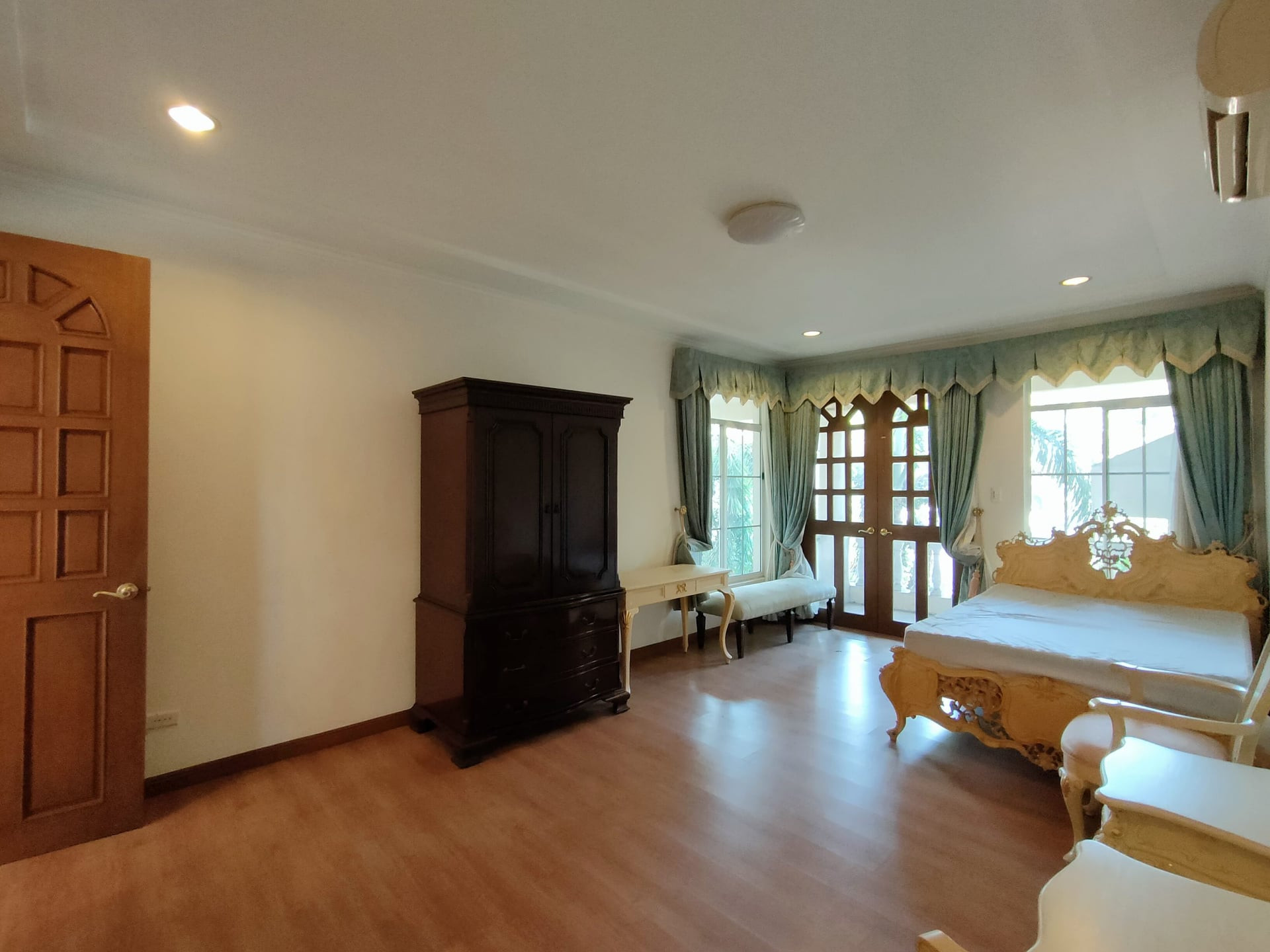 Corner Mansion in Hillsborough, Alabang photo 5