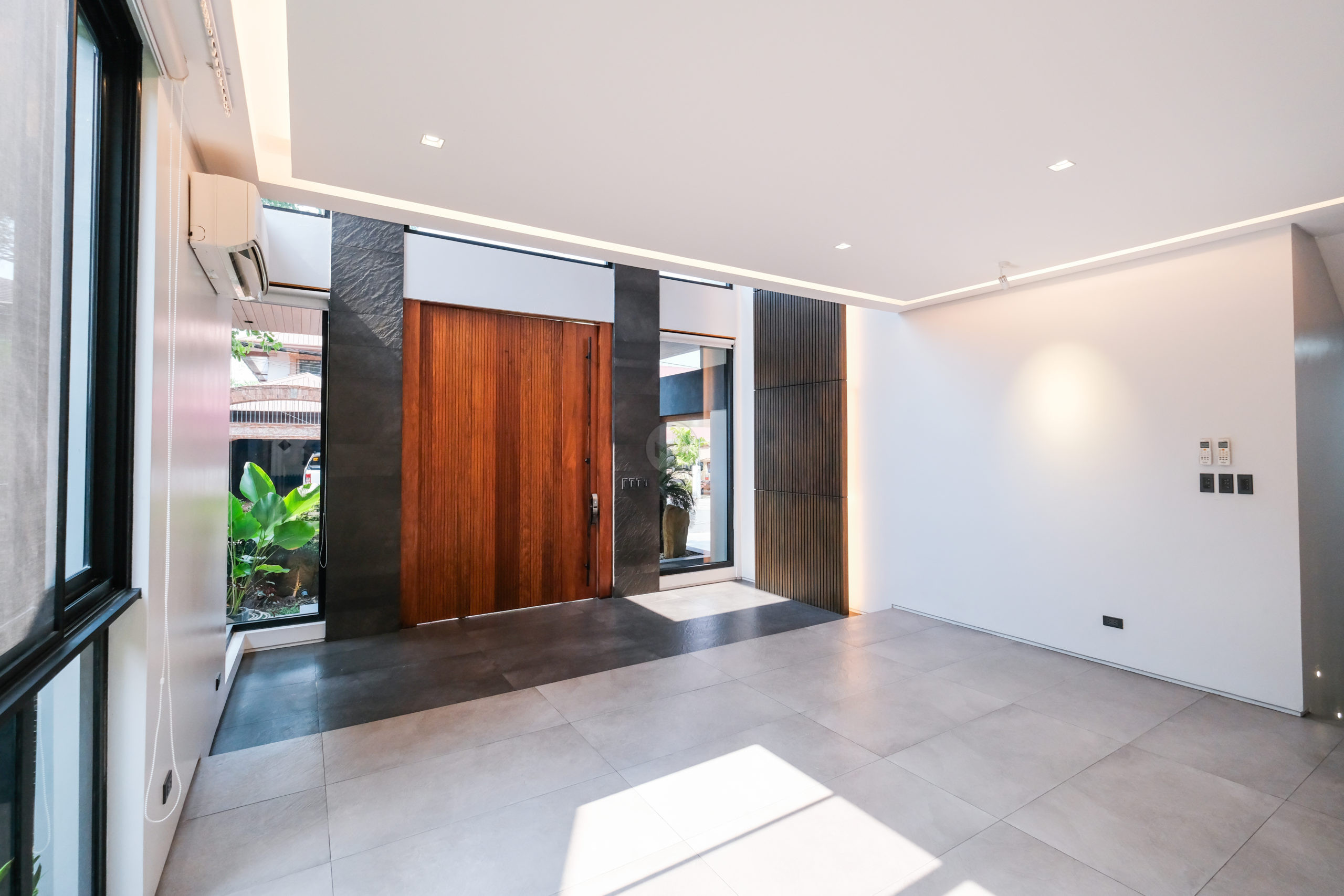 Astonishing 5-Bedroom House and Lot photo 3