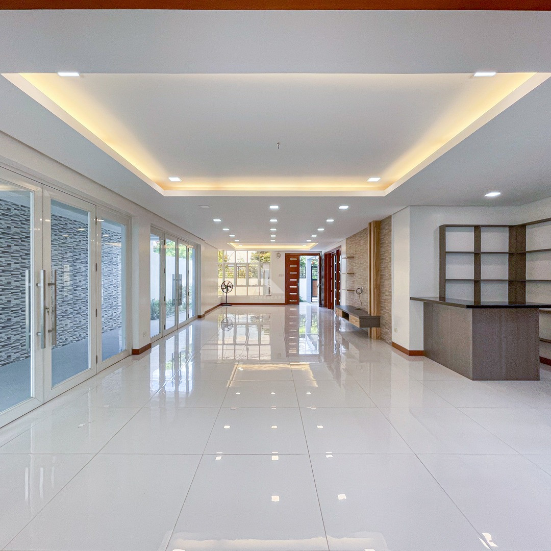 Astounding Luxury House and Lot For Sale in Doña Carmen Heights photo 3