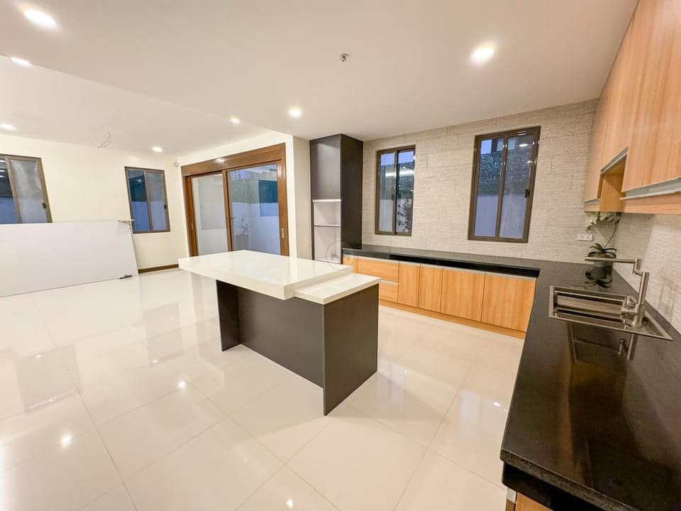 A Stylish 5 Bedroom House and Lot For Sale photo 5