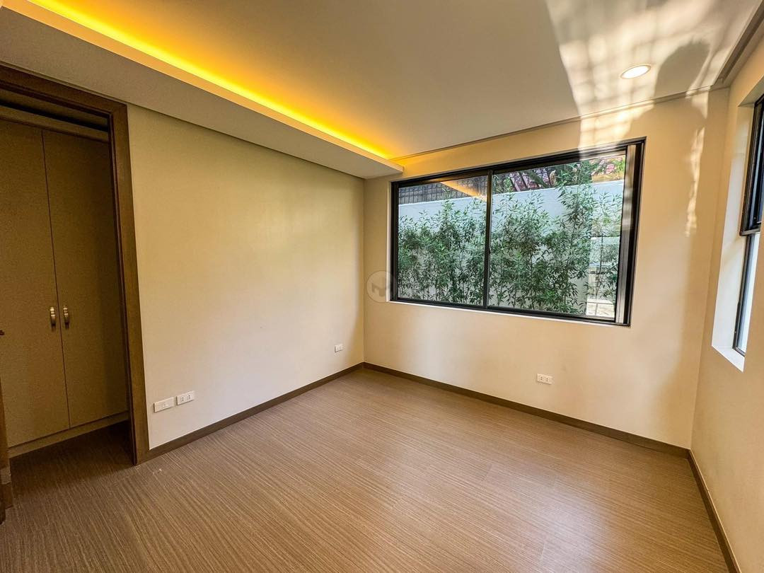 Contemporary 5 Bedroom House for Sale in BF Homes photo 4