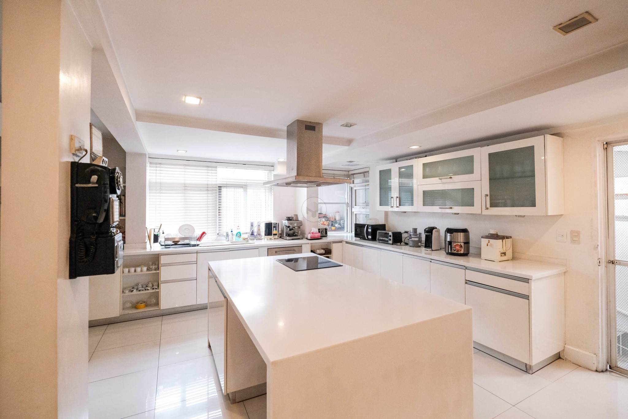 Discover this Sleek 6-Bedroom House in White Plains, Quezon City photo 3