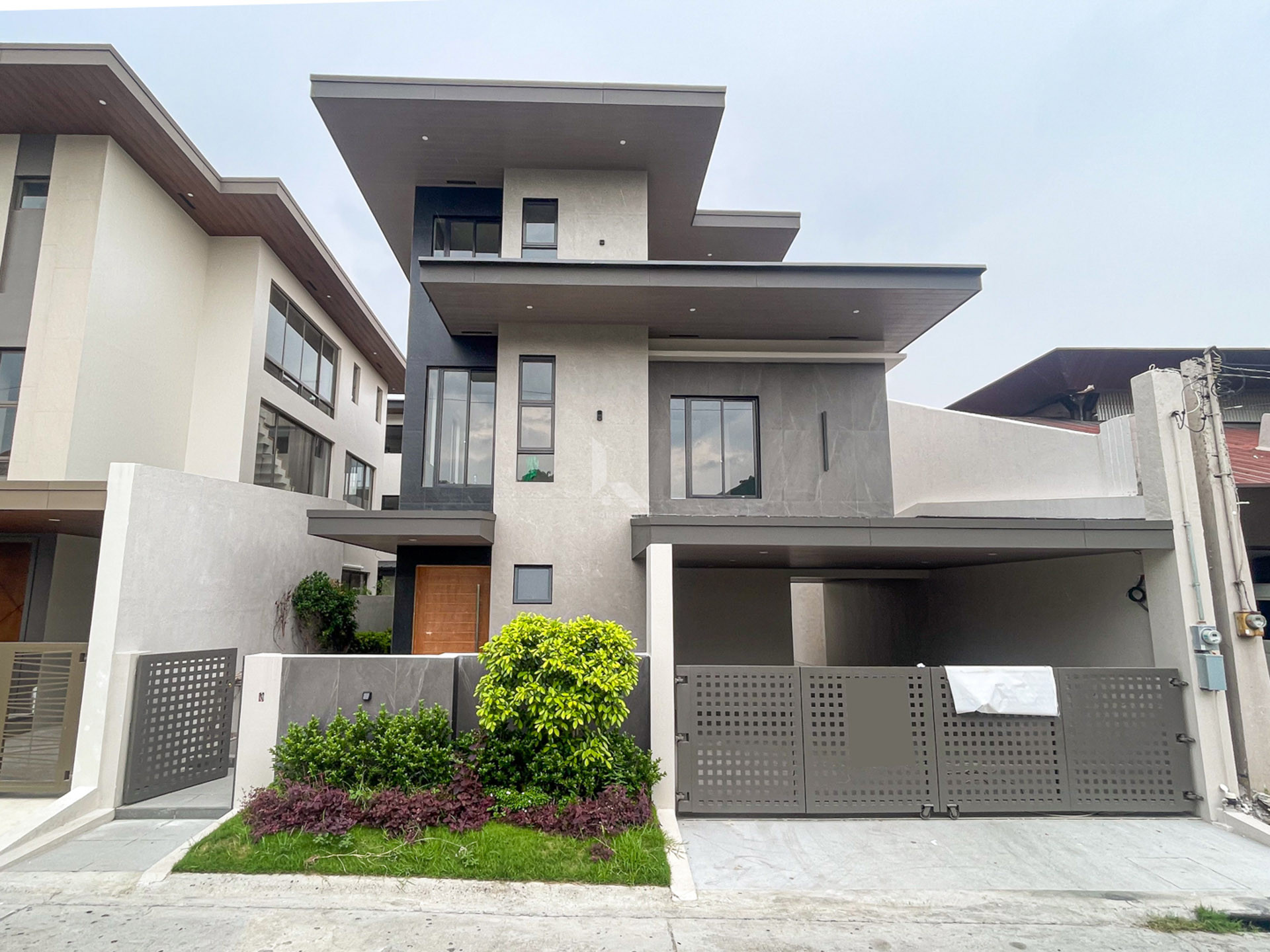 Classic Modern Contemporary House and Lot in BF Homes photo 1