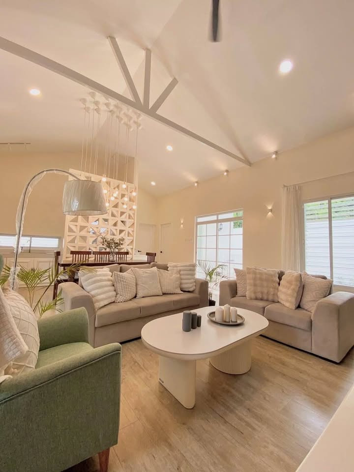 This American Motif-Inspired House for Sale in Amadeo photo 3