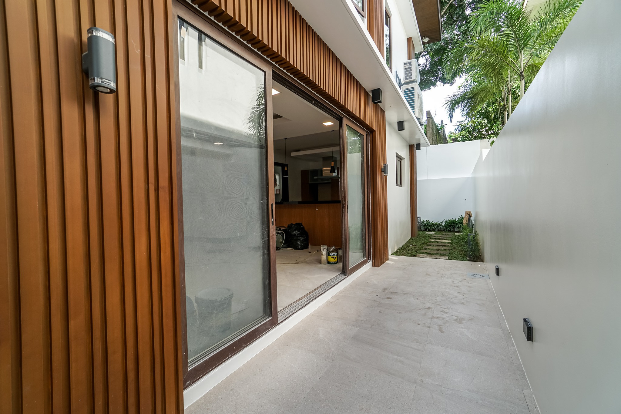 New listing alert! Stunning contemporary house for sale located in Capitol Homes photo 2